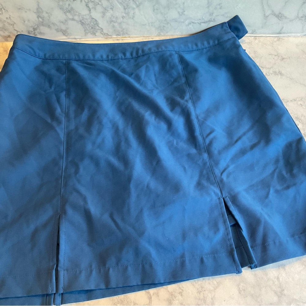 Ashworth  Blue Skort size 8 paired with multicolor geometric top - Picture 7 of 7